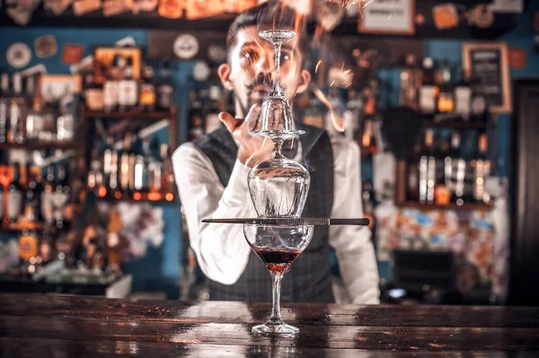 Profissional Barman feminino cria um coquetel no bar — Fotografia de Stock