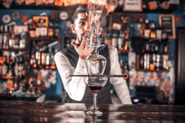 Barman fait un cocktail dans la poterie — Photo