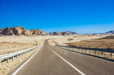 Dağlar??? boş ıssız yol