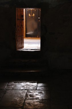 Açık kapı güneş ışığı ile görünümünü