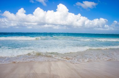 Plaj yukarıda gökyüzü