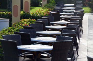 masa ve sandalyeler sokağa