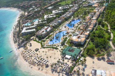 Sandy sahil binalar ve deniz