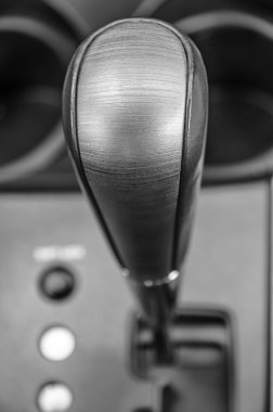 Bir arabanın içine vites kolu