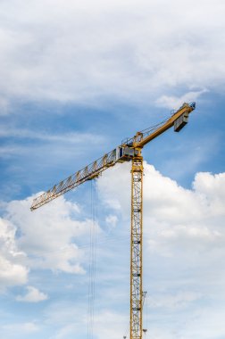 İnşaat vinci ve gökyüzü