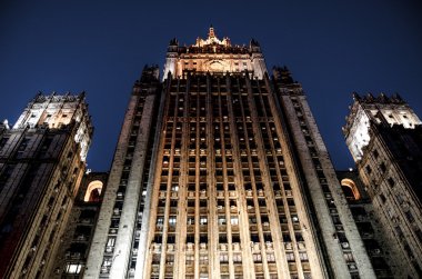 Gece Moskova'da gökdelen