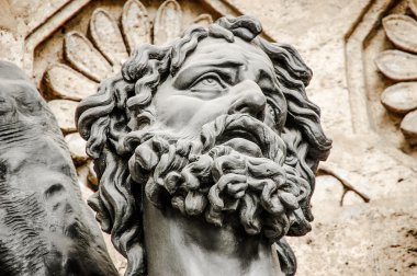 Adamın kafasına taş heykel