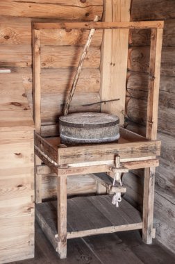 Bir evde eski millstone