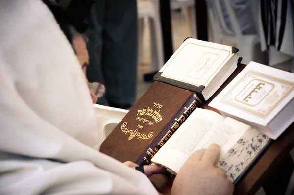 Kadın Yahudi Torah okuma — Stok fotoğraf