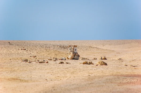 砂漠と空港の近くの岩の風景 — ストック写真