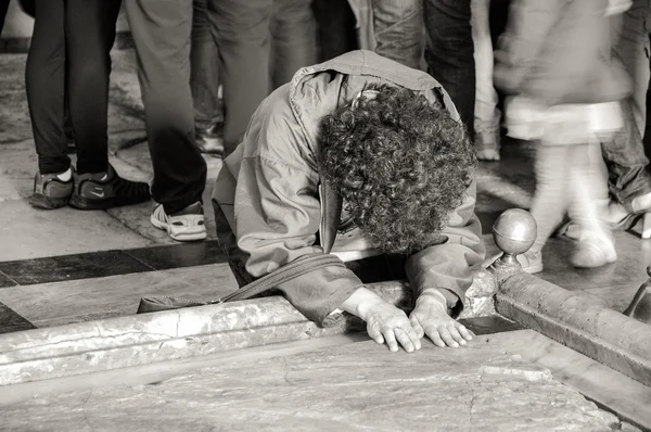 Frau betete im Tempel. — Stockfoto