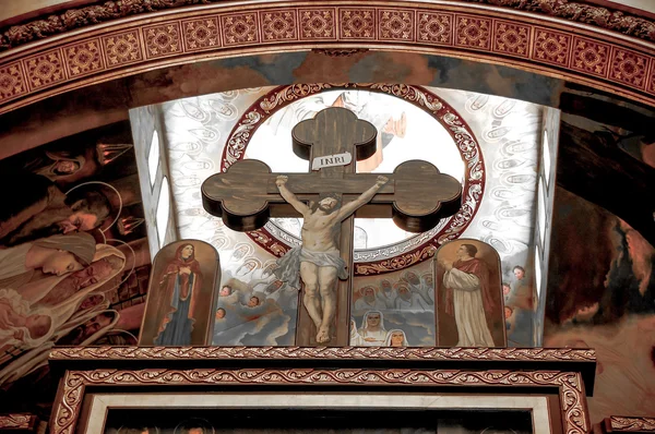 Kreuz mit Jesus in der Kirche — Stockfoto