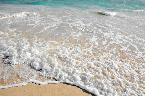 Piaszczysta plaża i spieniony surf — Zdjęcie stockowe