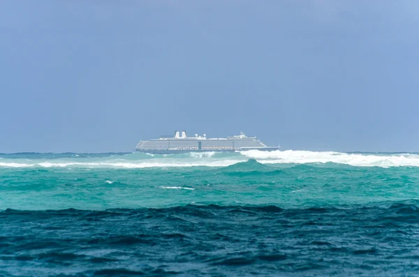 Navio de cruzeiro no mar — Fotografia de Stock