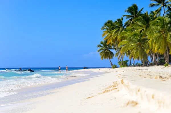 Persone che si rilassano sulla spiaggia soleggiata — Foto Stock
