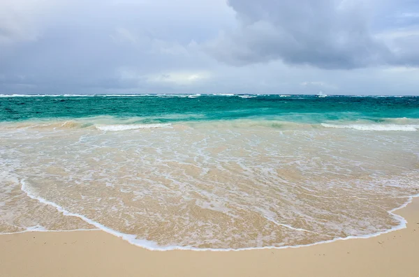 Piaszczysta plaża i fale — Zdjęcie stockowe