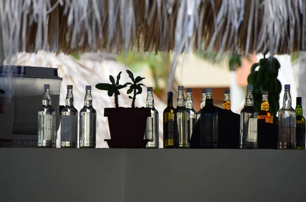Botellas en el bar de la playa — Foto de Stock