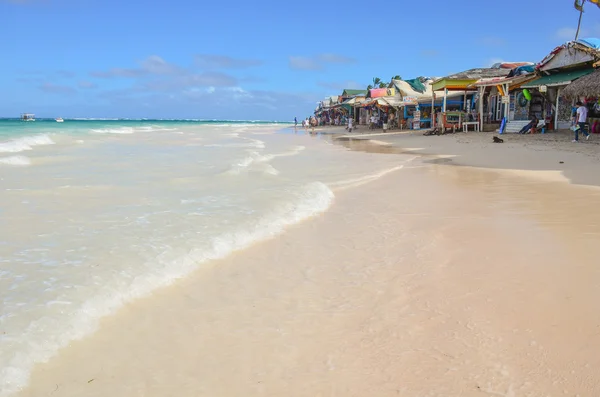 Costa del mar con pequeñas tiendas —  Fotos de Stock