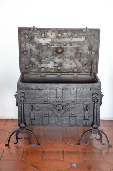 Старая классическая железная коробка — стоковое фото