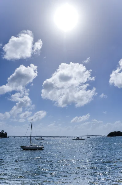 Yacht i vatten havet — Stockfoto