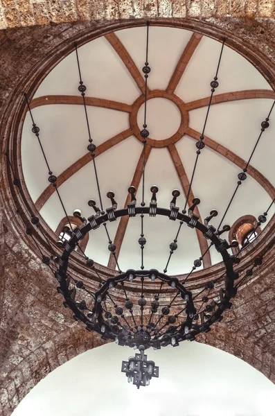 Huge ceiling chandelier. — Stock Photo, Image