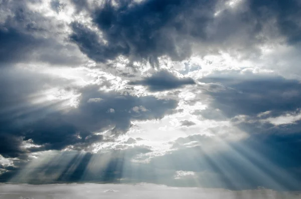 Lumière du soleil dans un ciel nuageux — Photo