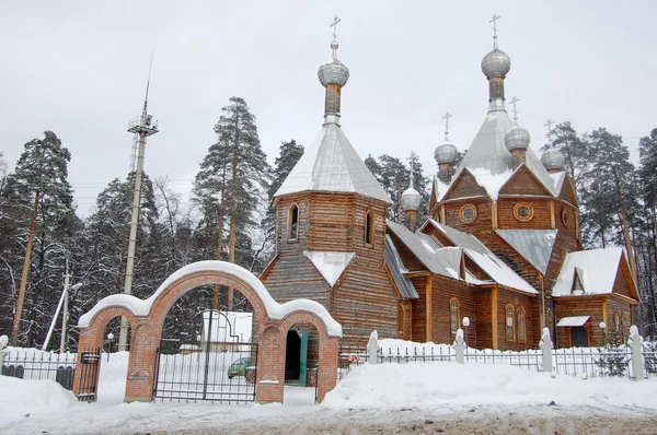 Деревянная церковь в лесу — стоковое фото