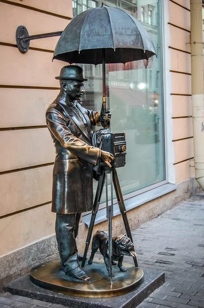 Sculpture du photographe avec un chien — Photo