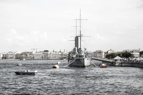Holowania historycznych krążownik Aurora — Zdjęcie stockowe