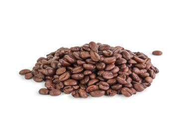 Beyaz arkaplanda kahve çekirdekleri
