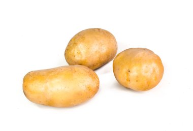 Beyaz arka planda izole edilmiş yeni patates. Yakın plan.