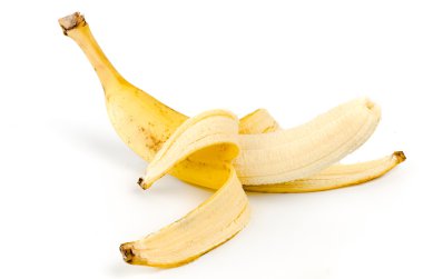 Beyaz arkaplanda soyulmuş muz