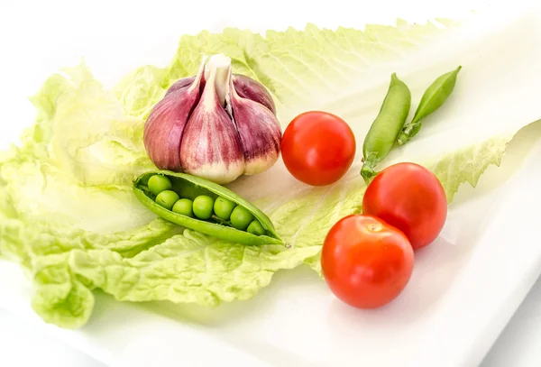 Vegetables isolated on a white background tomatoes, garlic, peas, lettuce. — Stock Photo, Image