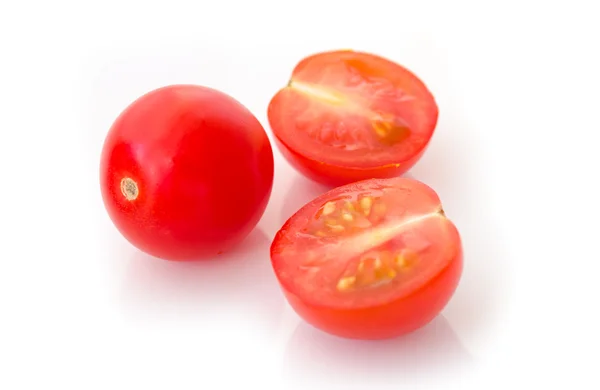 Drie verse tomaten met geïsoleerde op witte achtergrond — Stockfoto