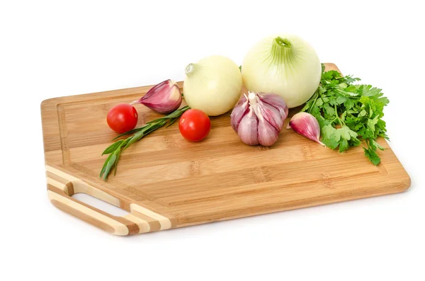白い背景の上のまな板の上の未加工野菜 — ストック写真