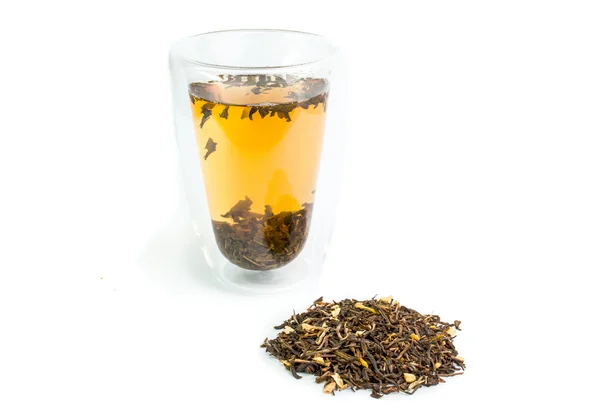 Grönt te i en glas torr te isolerad på vit bakgrund — Stockfoto
