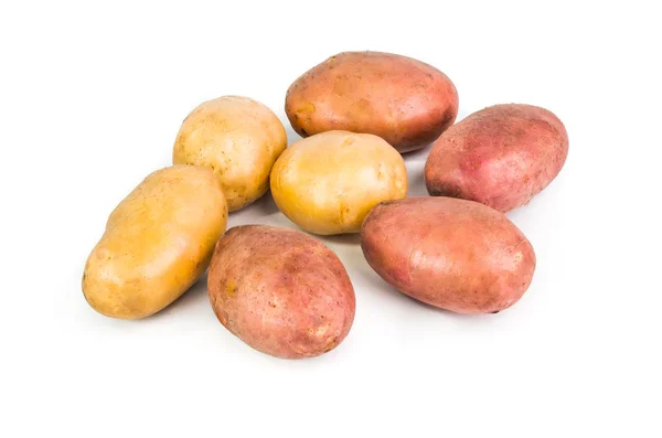 Patatas blancas y rojas aisladas sobre fondo blanco de estudio . — Foto de Stock