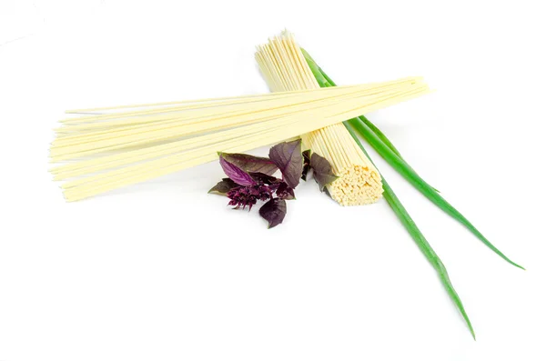Těstoviny špagety, bazil a zelené cibule izolované na bílém — Stock fotografie