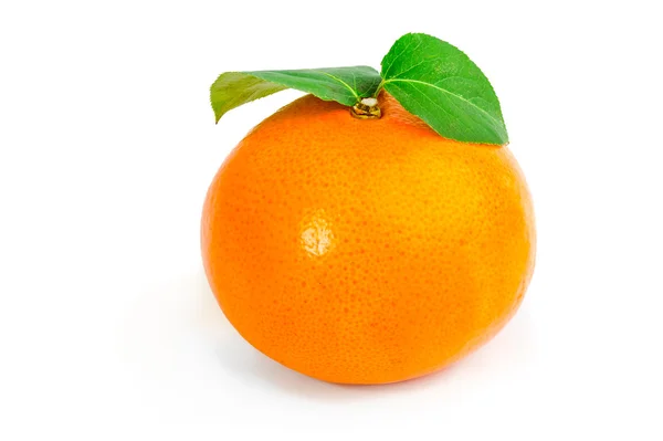 Tangerine met bladeren geïsoleerd op een witte achtergrond — Stockfoto