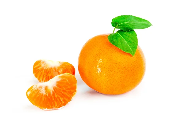 Fruta de mandarina o mandarina aislada sobre fondo blanco recorte —  Fotos de Stock