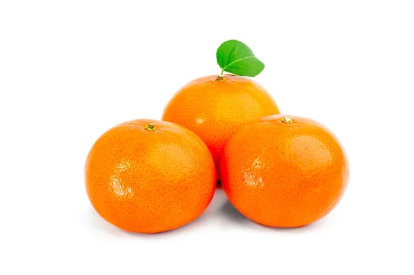 Tres mandarinas aisladas sobre fondo blanco —  Fotos de Stock