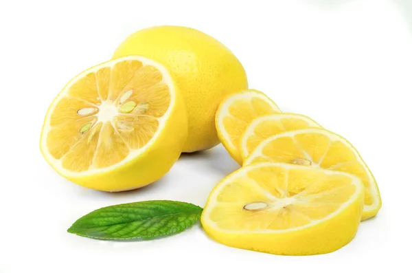 Bütün limon ve beyaz zemin üzerine dilimler — Stok fotoğraf