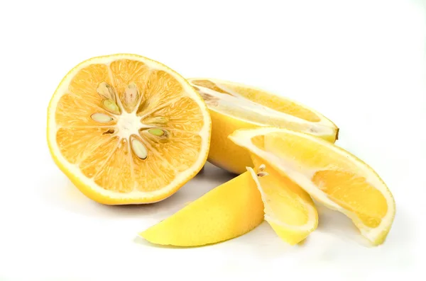 Lemon organik segar dengan daun di atas latar belakang putih — Stok Foto