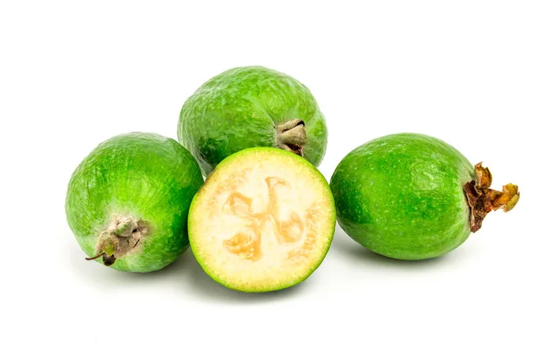 Frische Feijoa (acca sellowiana) isoliert auf weißem Hintergrund — Stockfoto