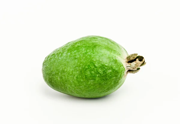 Une feijoa mûre entière isolée sur fond blanc — Photo