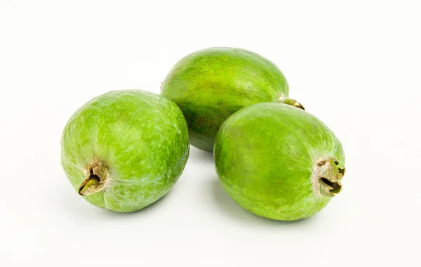 Tres feijoa sobre fondo blanco — Foto de Stock