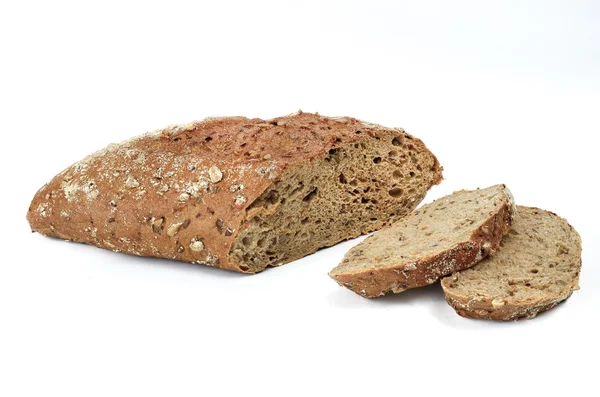 Fatias de pão de centeio isolado no fundo branco — Fotografia de Stock