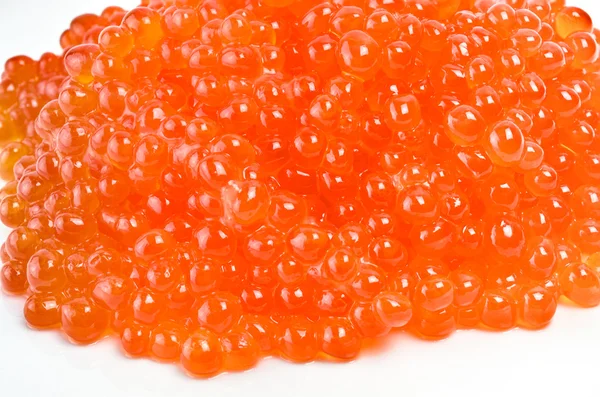 Kaviarhaufen mit rotem Lachs isoliert auf weißem — Stockfoto