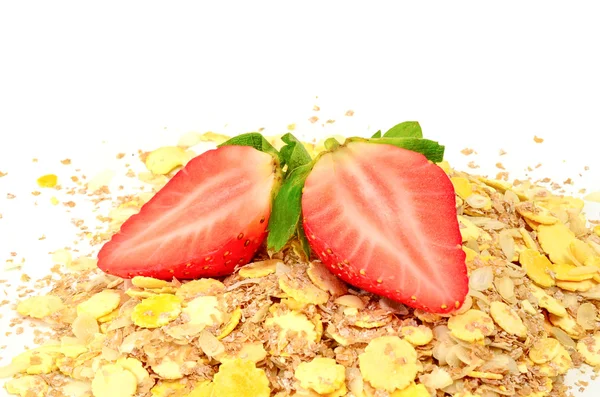 Morgenmad muesli med friske og skiver jordbær - Stock-foto