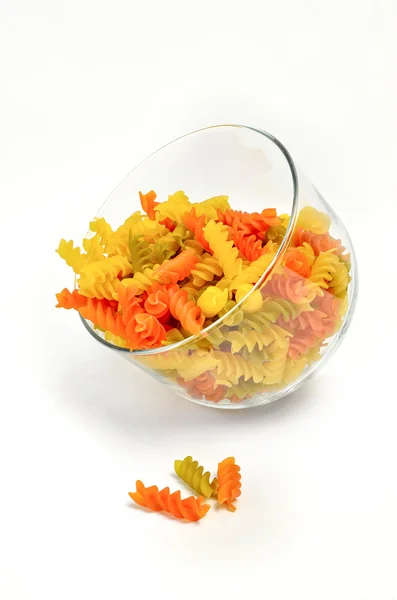 Färgglad pasta i ett glas på vit bakgrund — Stockfoto